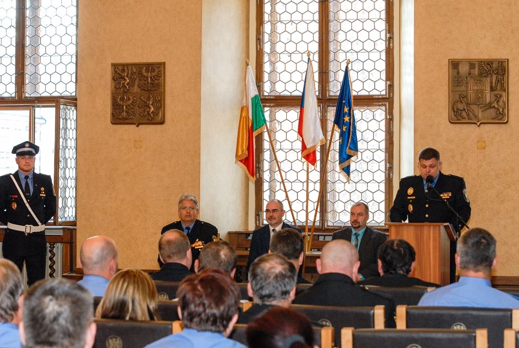 Více než pět desítek strážníků a zaměstnanců plzeňské městské policie si dnes převzalo na radnici ocenění z rukou primátora města Martina Zrzaveckého. Za věrnost byli ohodnoceni ti, kteří u Městské policie Plzeň slouží pět, deset, 15 a 20 let. Další čestná ocenění byla udělena za mimořádný čin a záchranu života, mezi držiteli byli i dva asistenti prevence kriminality, díky nimž se povedlo zklidnit lokalitu Plac. (foto: 19.4.2016)