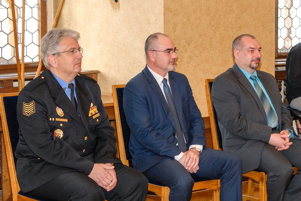Více než pět desítek strážníků a zaměstnanců plzeňské městské policie si dnes převzalo na radnici ocenění z rukou primátora města Martina Zrzaveckého. Za věrnost byli ohodnoceni ti, kteří u Městské policie Plzeň slouží pět, deset, 15 a 20 let. Další čestná ocenění byla udělena za mimořádný čin a záchranu života, mezi držiteli byli i dva asistenti prevence kriminality, díky nimž se povedlo zklidnit lokalitu Plac. (foto: 19.4.2016)