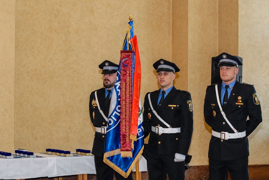 Více než pět desítek strážníků a zaměstnanců plzeňské městské policie si dnes převzalo na radnici ocenění z rukou primátora města Martina Zrzaveckého. Za věrnost byli ohodnoceni ti, kteří u Městské policie Plzeň slouží pět, deset, 15 a 20 let. Další čestná ocenění byla udělena za mimořádný čin a záchranu života, mezi držiteli byli i dva asistenti prevence kriminality, díky nimž se povedlo zklidnit lokalitu Plac. (foto: 19.4.2016)