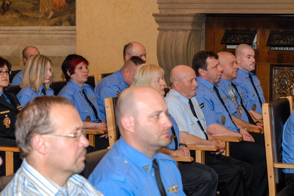 Více než pět desítek strážníků a zaměstnanců plzeňské městské policie si dnes převzalo na radnici ocenění z rukou primátora města Martina Zrzaveckého. Za věrnost byli ohodnoceni ti, kteří u Městské policie Plzeň slouží pět, deset, 15 a 20 let. Další čestná ocenění byla udělena za mimořádný čin a záchranu života, mezi držiteli byli i dva asistenti prevence kriminality, díky nimž se povedlo zklidnit lokalitu Plac. (foto: 19.4.2016)