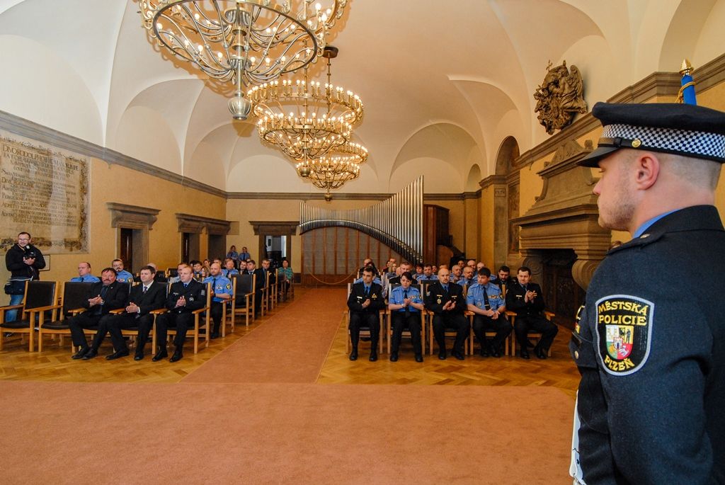 Více než pět desítek strážníků a zaměstnanců plzeňské městské policie si dnes převzalo na radnici ocenění z rukou primátora města Martina Zrzaveckého. Za věrnost byli ohodnoceni ti, kteří u Městské policie Plzeň slouží pět, deset, 15 a 20 let. Další čestná ocenění byla udělena za mimořádný čin a záchranu života, mezi držiteli byli i dva asistenti prevence kriminality, díky nimž se povedlo zklidnit lokalitu Plac. (foto: 19.4.2016)