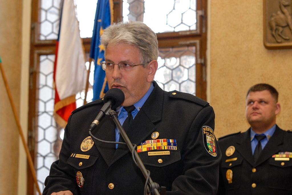 Více než pět desítek strážníků a zaměstnanců plzeňské městské policie si dnes převzalo na radnici ocenění z rukou primátora města Martina Zrzaveckého. Za věrnost byli ohodnoceni ti, kteří u Městské policie Plzeň slouží pět, deset, 15 a 20 let. Další čestná ocenění byla udělena za mimořádný čin a záchranu života, mezi držiteli byli i dva asistenti prevence kriminality, díky nimž se povedlo zklidnit lokalitu Plac. (foto: 19.4.2016)