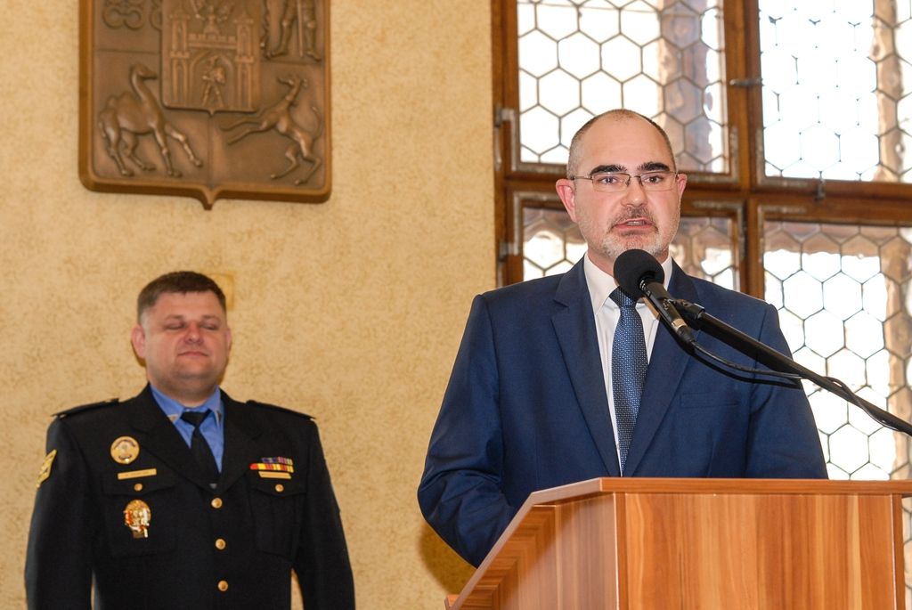 Více než pět desítek strážníků a zaměstnanců plzeňské městské policie si dnes převzalo na radnici ocenění z rukou primátora města Martina Zrzaveckého. Za věrnost byli ohodnoceni ti, kteří u Městské policie Plzeň slouží pět, deset, 15 a 20 let. Další čestná ocenění byla udělena za mimořádný čin a záchranu života, mezi držiteli byli i dva asistenti prevence kriminality, díky nimž se povedlo zklidnit lokalitu Plac. (foto: 19.4.2016)