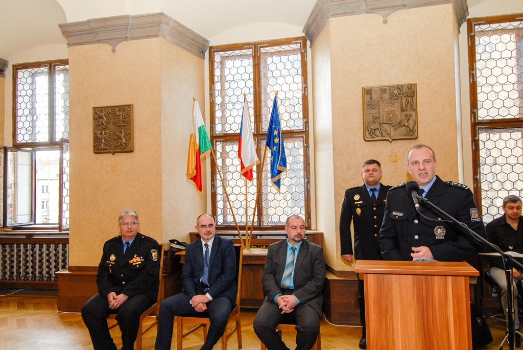 Více než pět desítek strážníků a zaměstnanců plzeňské městské policie si dnes převzalo na radnici ocenění z rukou primátora města Martina Zrzaveckého. Za věrnost byli ohodnoceni ti, kteří u Městské policie Plzeň slouží pět, deset, 15 a 20 let. Další čestná ocenění byla udělena za mimořádný čin a záchranu života, mezi držiteli byli i dva asistenti prevence kriminality, díky nimž se povedlo zklidnit lokalitu Plac. (foto: 19.4.2016)