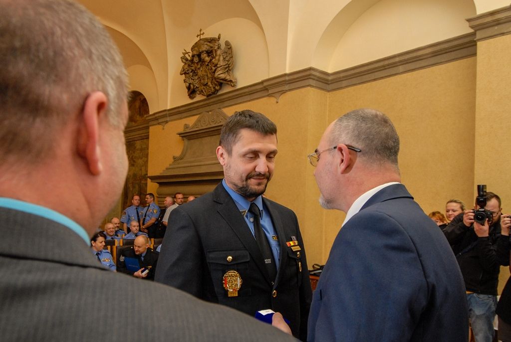 Více než pět desítek strážníků a zaměstnanců plzeňské městské policie si dnes převzalo na radnici ocenění z rukou primátora města Martina Zrzaveckého. Za věrnost byli ohodnoceni ti, kteří u Městské policie Plzeň slouží pět, deset, 15 a 20 let. Další čestná ocenění byla udělena za mimořádný čin a záchranu života, mezi držiteli byli i dva asistenti prevence kriminality, díky nimž se povedlo zklidnit lokalitu Plac. (foto: 19.4.2016)