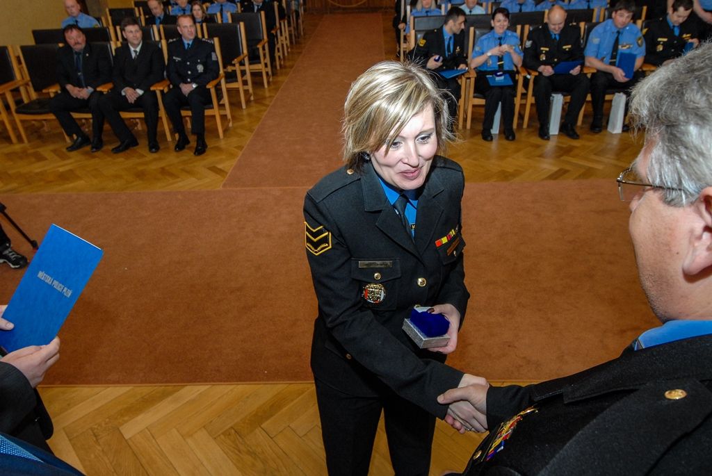 Více než pět desítek strážníků a zaměstnanců plzeňské městské policie si dnes převzalo na radnici ocenění z rukou primátora města Martina Zrzaveckého. Za věrnost byli ohodnoceni ti, kteří u Městské policie Plzeň slouží pět, deset, 15 a 20 let. Další čestná ocenění byla udělena za mimořádný čin a záchranu života, mezi držiteli byli i dva asistenti prevence kriminality, díky nimž se povedlo zklidnit lokalitu Plac. (foto: 19.4.2016)