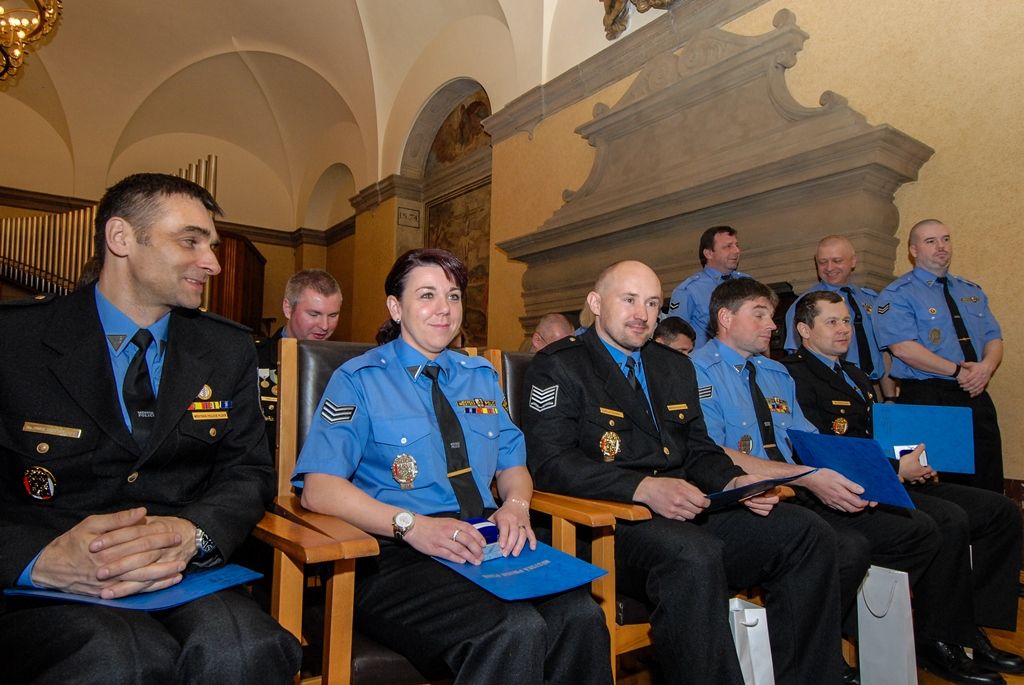 Více než pět desítek strážníků a zaměstnanců plzeňské městské policie si dnes převzalo na radnici ocenění z rukou primátora města Martina Zrzaveckého. Za věrnost byli ohodnoceni ti, kteří u Městské policie Plzeň slouží pět, deset, 15 a 20 let. Další čestná ocenění byla udělena za mimořádný čin a záchranu života, mezi držiteli byli i dva asistenti prevence kriminality, díky nimž se povedlo zklidnit lokalitu Plac. (foto: 19.4.2016)