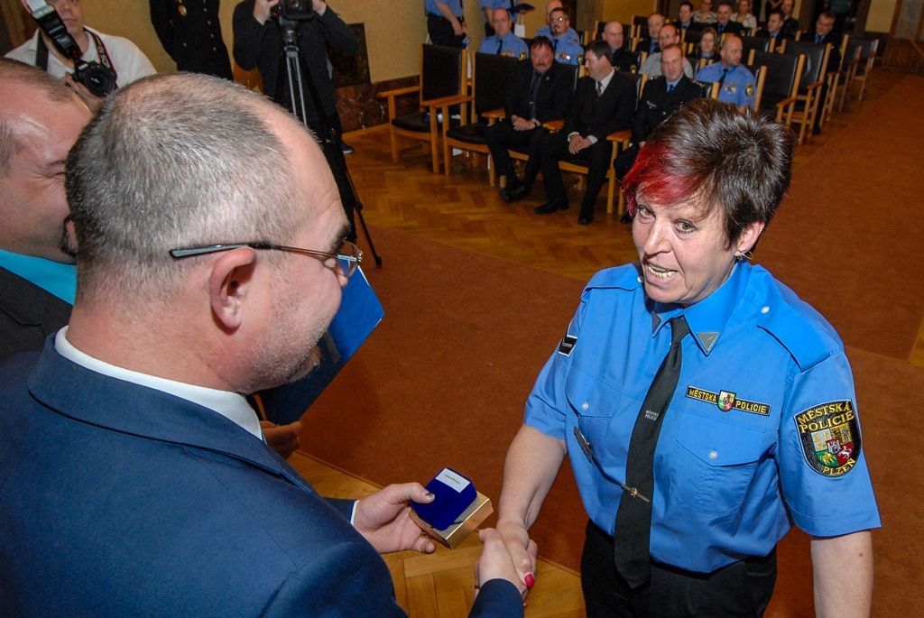 Více než pět desítek strážníků a zaměstnanců plzeňské městské policie si dnes převzalo na radnici ocenění z rukou primátora města Martina Zrzaveckého. Za věrnost byli ohodnoceni ti, kteří u Městské policie Plzeň slouží pět, deset, 15 a 20 let. Další čestná ocenění byla udělena za mimořádný čin a záchranu života, mezi držiteli byli i dva asistenti prevence kriminality, díky nimž se povedlo zklidnit lokalitu Plac. (foto: 19.4.2016)