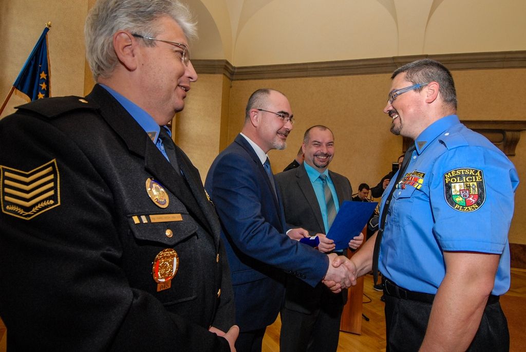 Více než pět desítek strážníků a zaměstnanců plzeňské městské policie si dnes převzalo na radnici ocenění z rukou primátora města Martina Zrzaveckého. Za věrnost byli ohodnoceni ti, kteří u Městské policie Plzeň slouží pět, deset, 15 a 20 let. Další čestná ocenění byla udělena za mimořádný čin a záchranu života, mezi držiteli byli i dva asistenti prevence kriminality, díky nimž se povedlo zklidnit lokalitu Plac. (foto: 19.4.2016)