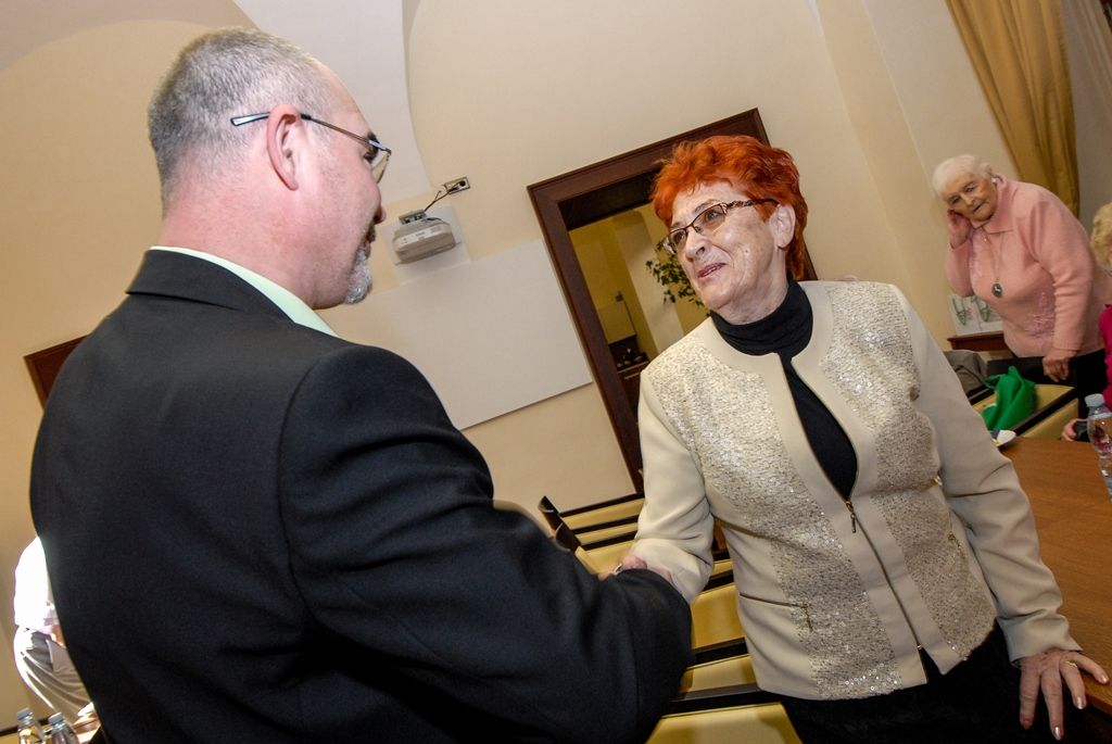 Zástupci dříve narozených se zajímali o osud bývalé porodnice na Slovanech, areál na Světovaru, dotazovali se i na domov pro seniory v Papírnické ulici, dům s Loosovými interiéry na Klatovské 19, selský dvůr U Matoušů v Bolevci nebo poškozený památník Díky, Ameriko!. To, že má seniorská generace o dění v Plzni přehled, potvrdila také diskuse k problematice zdravotnictví a odchodu lékařů a zdravotních sester do zahraničí. S primátorem města diskutovali i o uvolněných mravech ve školství a společnosti obecně, o budovách Nového divadla či městských lázní. (foto: 20.4.2016)
