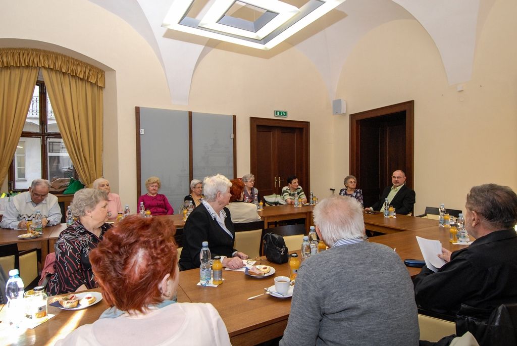 Zástupci dříve narozených se zajímali o osud bývalé porodnice na Slovanech, areál na Světovaru, dotazovali se i na domov pro seniory v Papírnické ulici, dům s Loosovými interiéry na Klatovské 19, selský dvůr U Matoušů v Bolevci nebo poškozený památník Díky, Ameriko!. To, že má seniorská generace o dění v Plzni přehled, potvrdila také diskuse k problematice zdravotnictví a odchodu lékařů a zdravotních sester do zahraničí. S primátorem města diskutovali i o uvolněných mravech ve školství a společnosti obecně, o budovách Nového divadla či městských lázní. (foto: 20.4.2016)