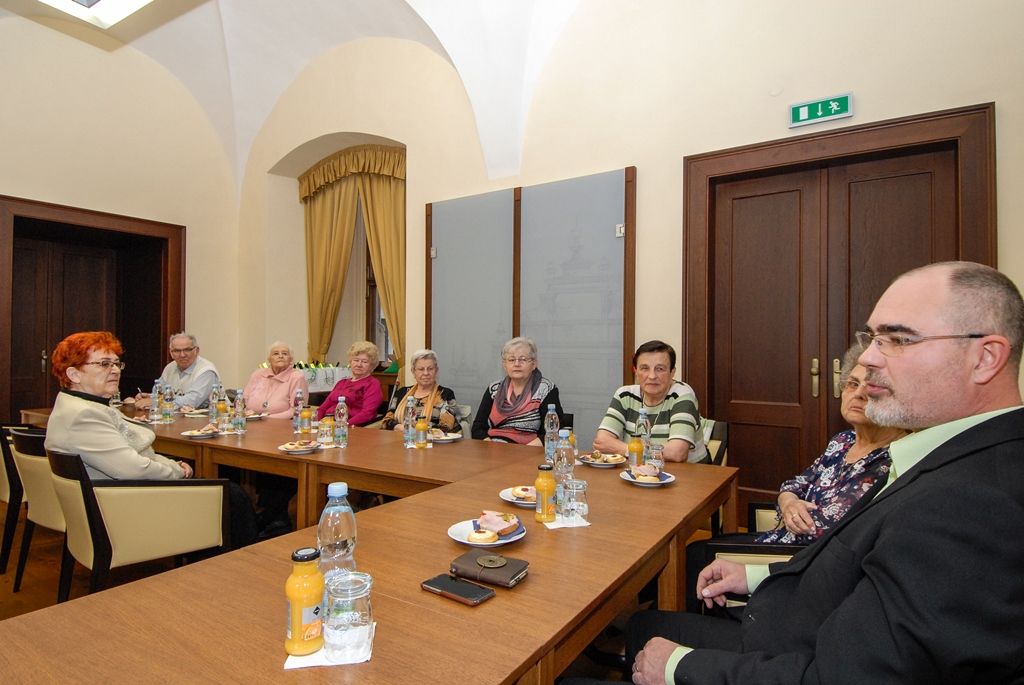 Zástupci dříve narozených se zajímali o osud bývalé porodnice na Slovanech, areál na Světovaru, dotazovali se i na domov pro seniory v Papírnické ulici, dům s Loosovými interiéry na Klatovské 19, selský dvůr U Matoušů v Bolevci nebo poškozený památník Díky, Ameriko!. To, že má seniorská generace o dění v Plzni přehled, potvrdila také diskuse k problematice zdravotnictví a odchodu lékařů a zdravotních sester do zahraničí. S primátorem města diskutovali i o uvolněných mravech ve školství a společnosti obecně, o budovách Nového divadla či městských lázní. (foto: 20.4.2016)