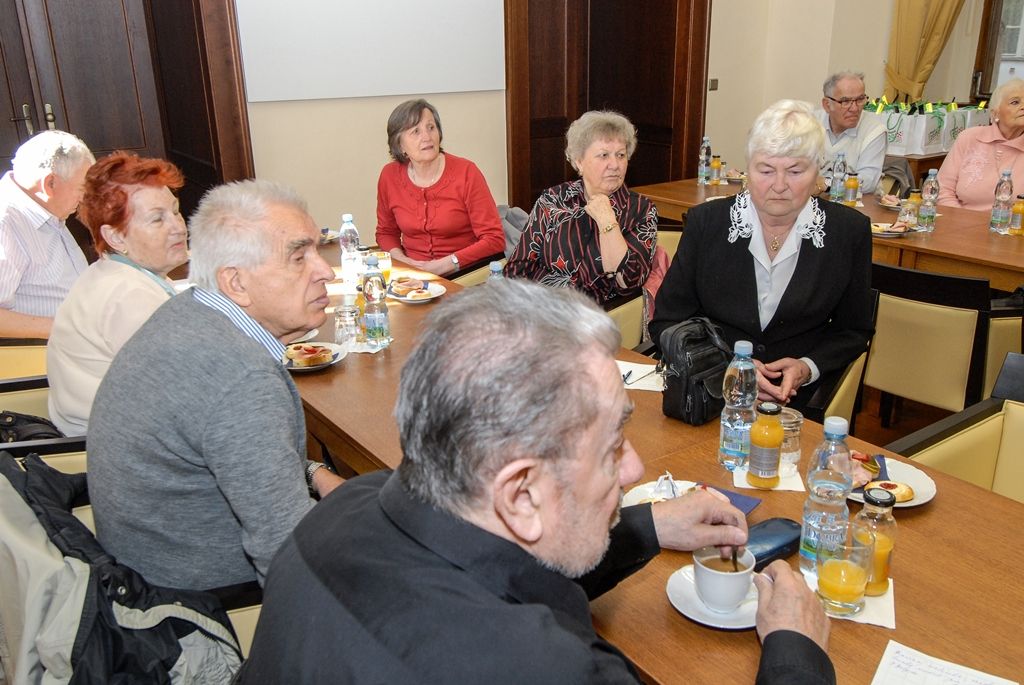 Zástupci dříve narozených se zajímali o osud bývalé porodnice na Slovanech, areál na Světovaru, dotazovali se i na domov pro seniory v Papírnické ulici, dům s Loosovými interiéry na Klatovské 19, selský dvůr U Matoušů v Bolevci nebo poškozený památník Díky, Ameriko!. To, že má seniorská generace o dění v Plzni přehled, potvrdila také diskuse k problematice zdravotnictví a odchodu lékařů a zdravotních sester do zahraničí. S primátorem města diskutovali i o uvolněných mravech ve školství a společnosti obecně, o budovách Nového divadla či městských lázní. (foto: 20.4.2016)