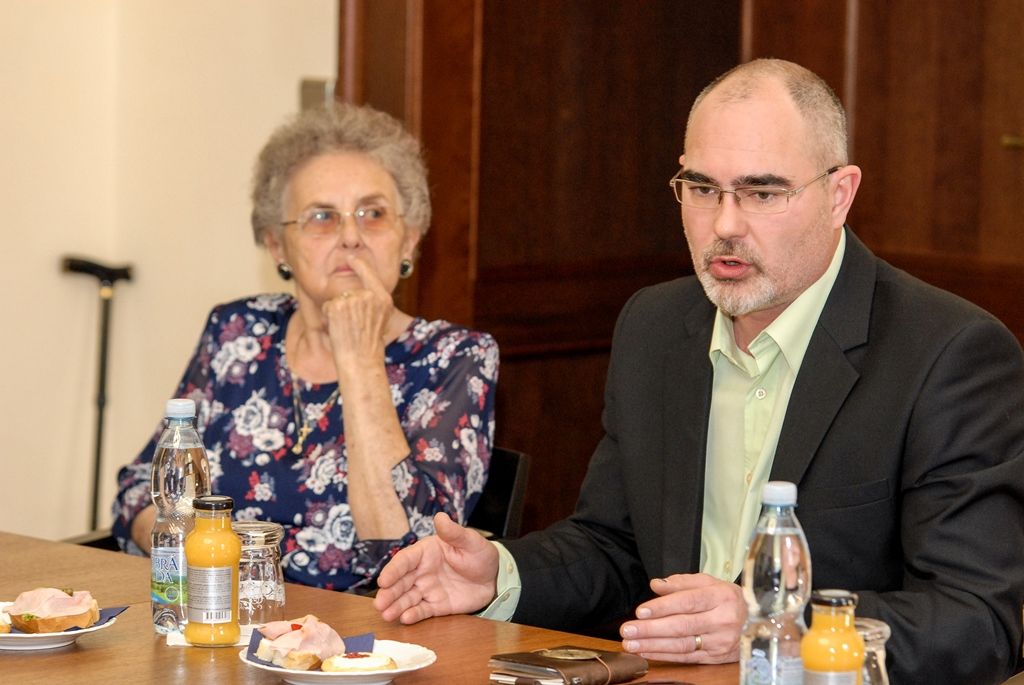 Zástupci dříve narozených se zajímali o osud bývalé porodnice na Slovanech, areál na Světovaru, dotazovali se i na domov pro seniory v Papírnické ulici, dům s Loosovými interiéry na Klatovské 19, selský dvůr U Matoušů v Bolevci nebo poškozený památník Díky, Ameriko!. To, že má seniorská generace o dění v Plzni přehled, potvrdila také diskuse k problematice zdravotnictví a odchodu lékařů a zdravotních sester do zahraničí. S primátorem města diskutovali i o uvolněných mravech ve školství a společnosti obecně, o budovách Nového divadla či městských lázní. (foto: 20.4.2016)