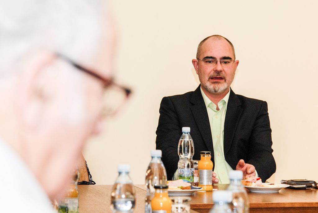 Zástupci dříve narozených se zajímali o osud bývalé porodnice na Slovanech, areál na Světovaru, dotazovali se i na domov pro seniory v Papírnické ulici, dům s Loosovými interiéry na Klatovské 19, selský dvůr U Matoušů v Bolevci nebo poškozený památník Díky, Ameriko!. To, že má seniorská generace o dění v Plzni přehled, potvrdila také diskuse k problematice zdravotnictví a odchodu lékařů a zdravotních sester do zahraničí. S primátorem města diskutovali i o uvolněných mravech ve školství a společnosti obecně, o budovách Nového divadla či městských lázní. (foto: 20.4.2016)