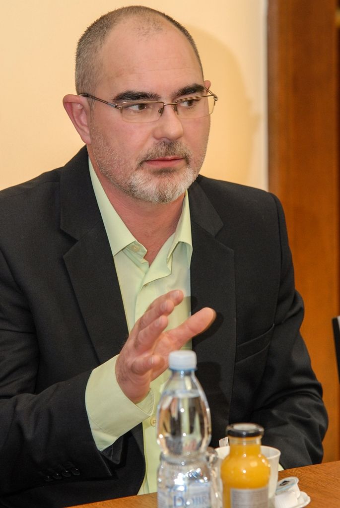 Zástupci dříve narozených se zajímali o osud bývalé porodnice na Slovanech, areál na Světovaru, dotazovali se i na domov pro seniory v Papírnické ulici, dům s Loosovými interiéry na Klatovské 19, selský dvůr U Matoušů v Bolevci nebo poškozený památník Díky, Ameriko!. To, že má seniorská generace o dění v Plzni přehled, potvrdila také diskuse k problematice zdravotnictví a odchodu lékařů a zdravotních sester do zahraničí. S primátorem města diskutovali i o uvolněných mravech ve školství a společnosti obecně, o budovách Nového divadla či městských lázní. (foto: 20.4.2016)