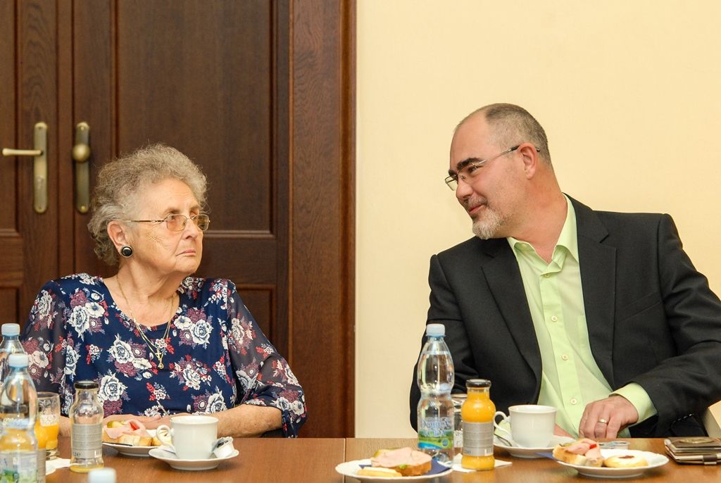 Zástupci dříve narozených se zajímali o osud bývalé porodnice na Slovanech, areál na Světovaru, dotazovali se i na domov pro seniory v Papírnické ulici, dům s Loosovými interiéry na Klatovské 19, selský dvůr U Matoušů v Bolevci nebo poškozený památník Díky, Ameriko!. To, že má seniorská generace o dění v Plzni přehled, potvrdila také diskuse k problematice zdravotnictví a odchodu lékařů a zdravotních sester do zahraničí. S primátorem města diskutovali i o uvolněných mravech ve školství a společnosti obecně, o budovách Nového divadla či městských lázní. (foto: 20.4.2016)