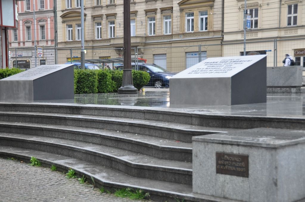 Plzeň nechala odstranit poškozené pylony pomníku Díky, Ameriko!