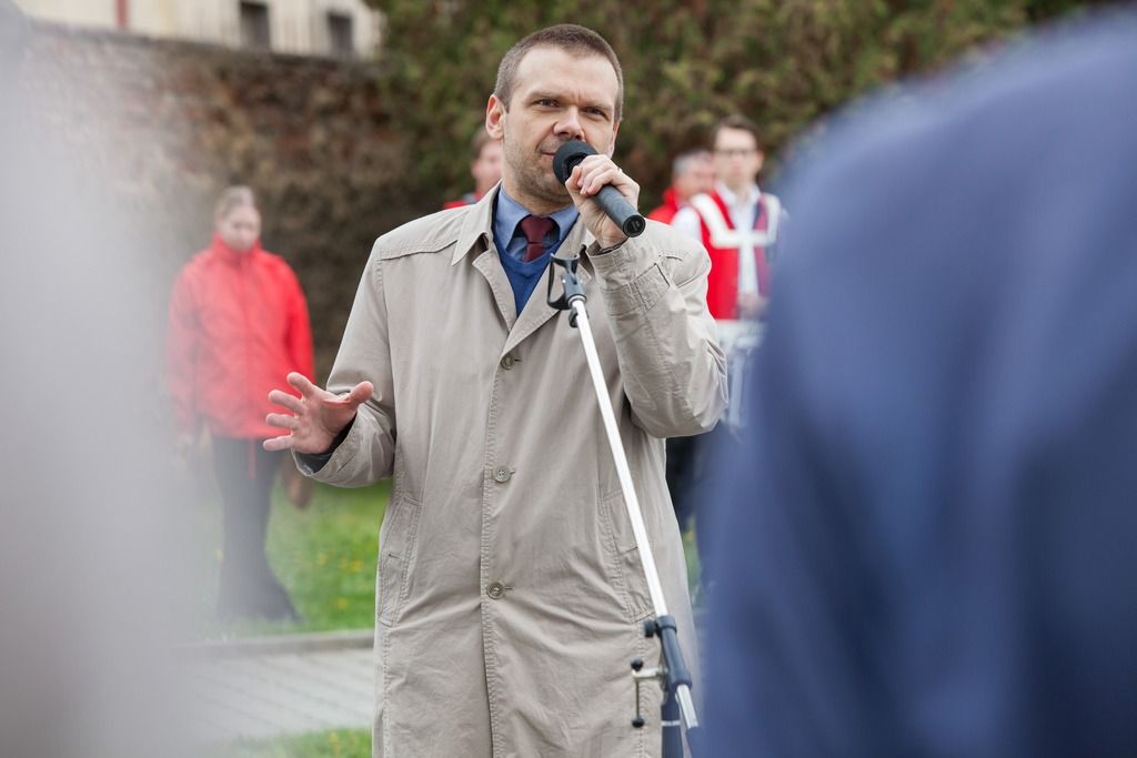 Památku amerických vojáků sestřelených u Křimic 25. dubna 1945 a třiceti osmi zemřelých občanů v 1. a 2. světové válce si o víkendu připomněli obyvatelé Křimic a pozvaní hosté. Deset amerických letců zahynulo při bombardování plzeňské Škodovky, jež byla ke konci války poslední větší německou zbrojovkou. Náletu se tehdy zúčastnilo téměř 300 bombardérů. Sedm jich bylo sestřeleno, čtyři dopadly do těsného okolí Plzně – u Křimic, Vejprnic a dále u Čemín a Litic. Tehdy zahynulo celkem 22 amerických vojáků. (foto: 23.4.2016, V. Štaif)
