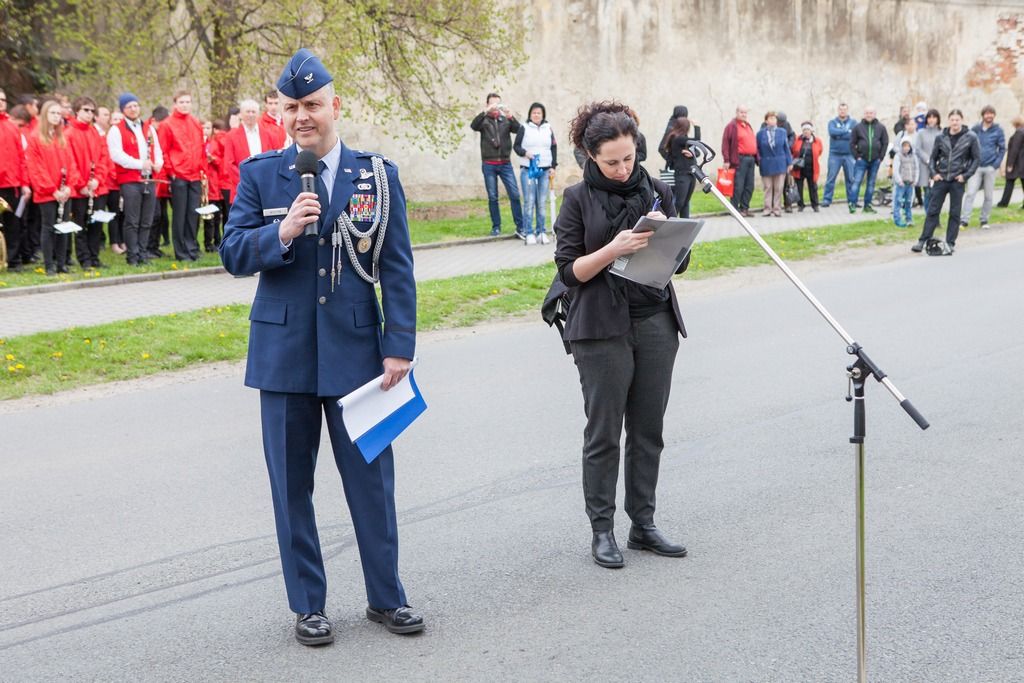 Památku amerických vojáků sestřelených u Křimic 25. dubna 1945 a třiceti osmi zemřelých občanů v 1. a 2. světové válce si o víkendu připomněli obyvatelé Křimic a pozvaní hosté. Deset amerických letců zahynulo při bombardování plzeňské Škodovky, jež byla ke konci války poslední větší německou zbrojovkou. Náletu se tehdy zúčastnilo téměř 300 bombardérů. Sedm jich bylo sestřeleno, čtyři dopadly do těsného okolí Plzně – u Křimic, Vejprnic a dále u Čemín a Litic. Tehdy zahynulo celkem 22 amerických vojáků. (foto: 23.4.2016, V. Štaif)