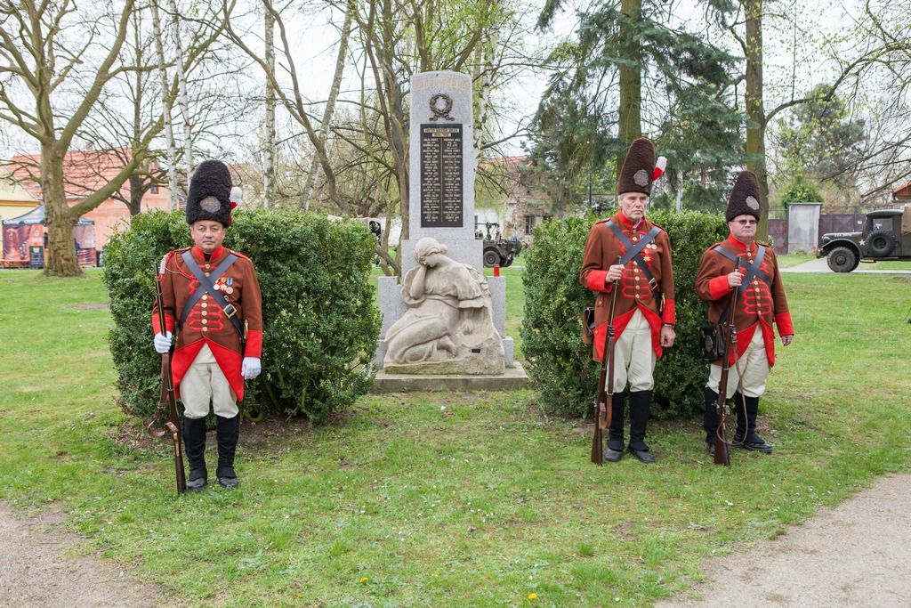 Památku amerických vojáků sestřelených u Křimic 25. dubna 1945 a třiceti osmi zemřelých občanů v 1. a 2. světové válce si o víkendu připomněli obyvatelé Křimic a pozvaní hosté. Deset amerických letců zahynulo při bombardování plzeňské Škodovky, jež byla ke konci války poslední větší německou zbrojovkou. Náletu se tehdy zúčastnilo téměř 300 bombardérů. Sedm jich bylo sestřeleno, čtyři dopadly do těsného okolí Plzně – u Křimic, Vejprnic a dále u Čemín a Litic. Tehdy zahynulo celkem 22 amerických vojáků. (foto: 23.4.2016, V. Štaif)