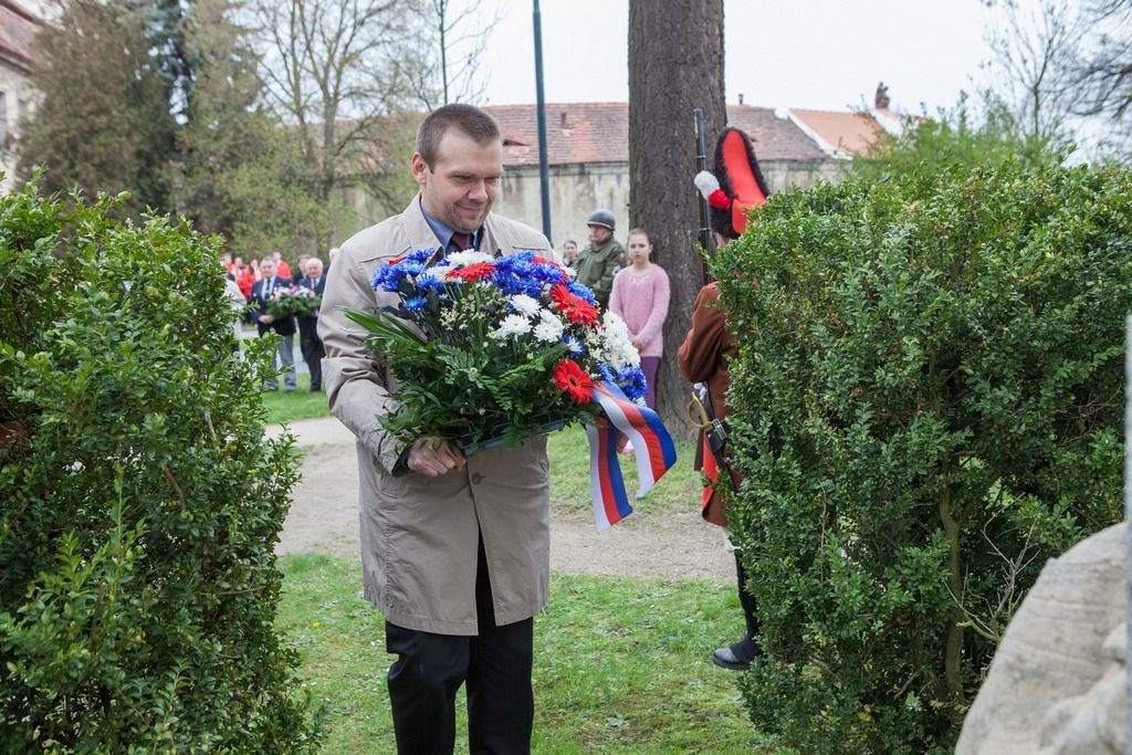Památku amerických vojáků sestřelených u Křimic 25. dubna 1945 a třiceti osmi zemřelých občanů v 1. a 2. světové válce si o víkendu připomněli obyvatelé Křimic a pozvaní hosté. Deset amerických letců zahynulo při bombardování plzeňské Škodovky, jež byla ke konci války poslední větší německou zbrojovkou. Náletu se tehdy zúčastnilo téměř 300 bombardérů. Sedm jich bylo sestřeleno, čtyři dopadly do těsného okolí Plzně – u Křimic, Vejprnic a dále u Čemín a Litic. Tehdy zahynulo celkem 22 amerických vojáků. (foto: 23.4.2016, V. Štaif)
