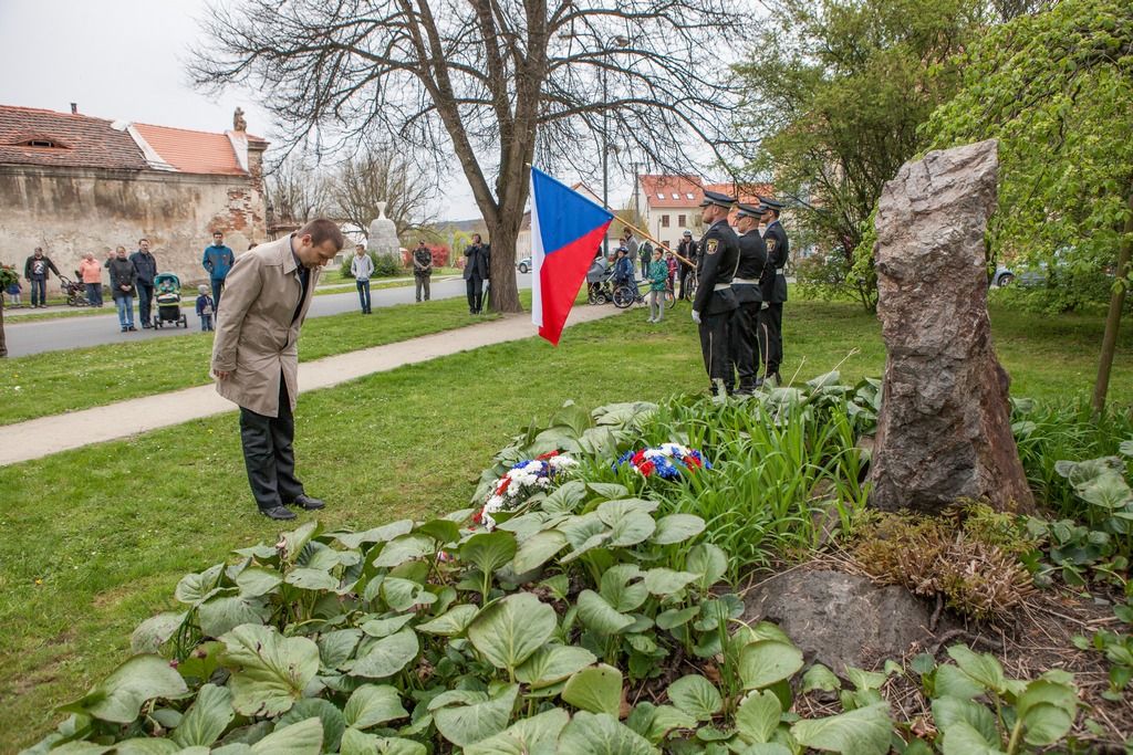 Památku amerických vojáků sestřelených u Křimic 25. dubna 1945 a třiceti osmi zemřelých občanů v 1. a 2. světové válce si o víkendu připomněli obyvatelé Křimic a pozvaní hosté. Deset amerických letců zahynulo při bombardování plzeňské Škodovky, jež byla ke konci války poslední větší německou zbrojovkou. Náletu se tehdy zúčastnilo téměř 300 bombardérů. Sedm jich bylo sestřeleno, čtyři dopadly do těsného okolí Plzně – u Křimic, Vejprnic a dále u Čemín a Litic. Tehdy zahynulo celkem 22 amerických vojáků. (foto: 23.4.2016, V. Štaif)