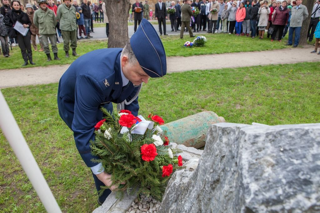 Památku amerických vojáků sestřelených u Křimic 25. dubna 1945 a třiceti osmi zemřelých občanů v 1. a 2. světové válce si o víkendu připomněli obyvatelé Křimic a pozvaní hosté. Deset amerických letců zahynulo při bombardování plzeňské Škodovky, jež byla ke konci války poslední větší německou zbrojovkou. Náletu se tehdy zúčastnilo téměř 300 bombardérů. Sedm jich bylo sestřeleno, čtyři dopadly do těsného okolí Plzně – u Křimic, Vejprnic a dále u Čemín a Litic. Tehdy zahynulo celkem 22 amerických vojáků. (foto: 23.4.2016, V. Štaif)