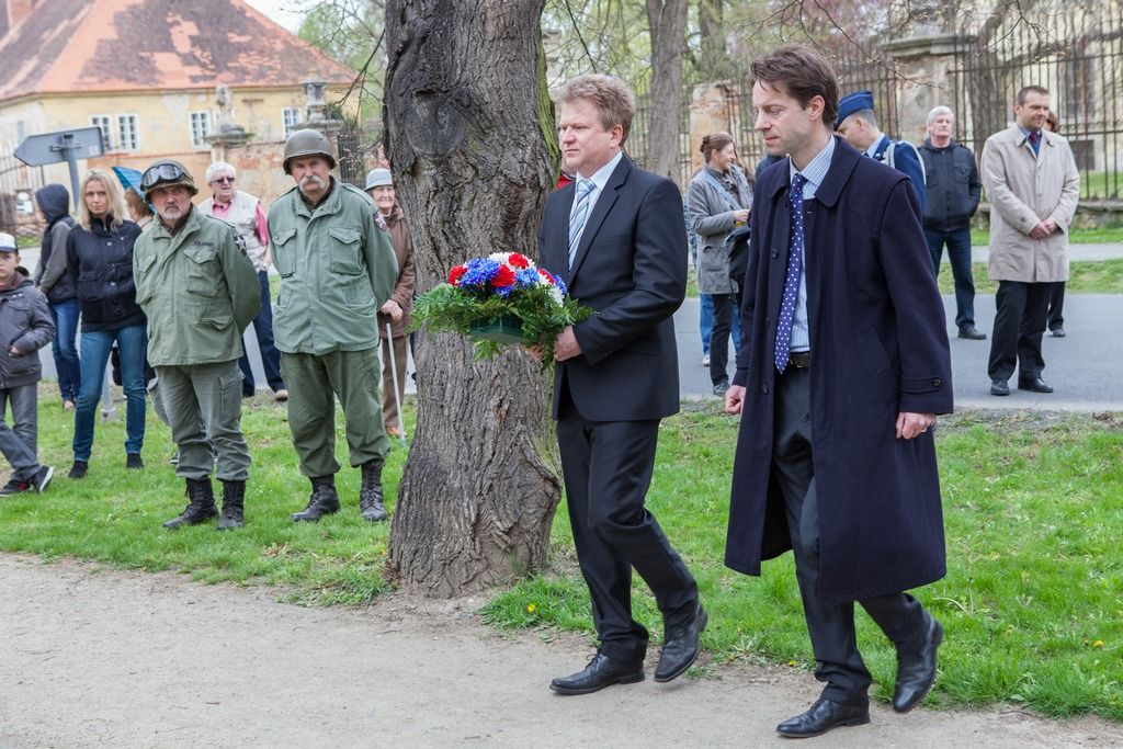 Památku amerických vojáků sestřelených u Křimic 25. dubna 1945 a třiceti osmi zemřelých občanů v 1. a 2. světové válce si o víkendu připomněli obyvatelé Křimic a pozvaní hosté. Deset amerických letců zahynulo při bombardování plzeňské Škodovky, jež byla ke konci války poslední větší německou zbrojovkou. Náletu se tehdy zúčastnilo téměř 300 bombardérů. Sedm jich bylo sestřeleno, čtyři dopadly do těsného okolí Plzně – u Křimic, Vejprnic a dále u Čemín a Litic. Tehdy zahynulo celkem 22 amerických vojáků. (foto: 23.4.2016, V. Štaif)