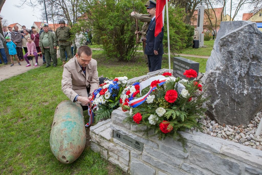 Památku amerických vojáků sestřelených u Křimic 25. dubna 1945 a třiceti osmi zemřelých občanů v 1. a 2. světové válce si o víkendu připomněli obyvatelé Křimic a pozvaní hosté. Deset amerických letců zahynulo při bombardování plzeňské Škodovky, jež byla ke konci války poslední větší německou zbrojovkou. Náletu se tehdy zúčastnilo téměř 300 bombardérů. Sedm jich bylo sestřeleno, čtyři dopadly do těsného okolí Plzně – u Křimic, Vejprnic a dále u Čemín a Litic. Tehdy zahynulo celkem 22 amerických vojáků. (foto: 23.4.2016, V. Štaif)