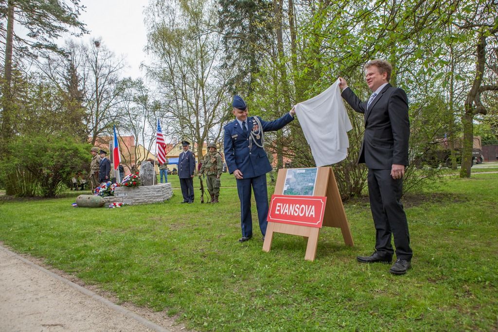 Památku amerických vojáků sestřelených u Křimic 25. dubna 1945 a třiceti osmi zemřelých občanů v 1. a 2. světové válce si o víkendu připomněli obyvatelé Křimic a pozvaní hosté. Deset amerických letců zahynulo při bombardování plzeňské Škodovky, jež byla ke konci války poslední větší německou zbrojovkou. Náletu se tehdy zúčastnilo téměř 300 bombardérů. Sedm jich bylo sestřeleno, čtyři dopadly do těsného okolí Plzně – u Křimic, Vejprnic a dále u Čemín a Litic. Tehdy zahynulo celkem 22 amerických vojáků. (foto: 23.4.2016, V. Štaif)
