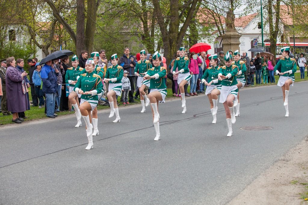Památku amerických vojáků sestřelených u Křimic 25. dubna 1945 a třiceti osmi zemřelých občanů v 1. a 2. světové válce si o víkendu připomněli obyvatelé Křimic a pozvaní hosté. Deset amerických letců zahynulo při bombardování plzeňské Škodovky, jež byla ke konci války poslední větší německou zbrojovkou. Náletu se tehdy zúčastnilo téměř 300 bombardérů. Sedm jich bylo sestřeleno, čtyři dopadly do těsného okolí Plzně – u Křimic, Vejprnic a dále u Čemín a Litic. Tehdy zahynulo celkem 22 amerických vojáků. (foto: 23.4.2016, V. Štaif)