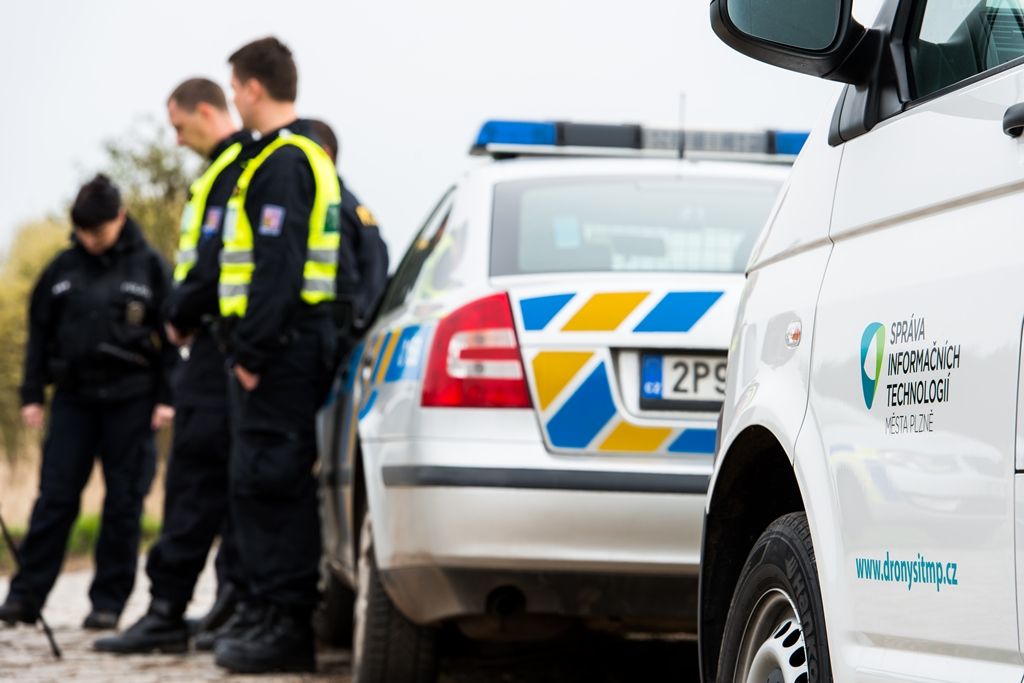 Drony Správy informačních technologií města Plzně asistovaly při rutinní akci Policie České republiky v chráněné krajinné oblasti Brdy. Tato lokalita je známa nejvíce jako bývalý rozlehlý vojenský újezd s velkým přírodním bohatstvím, do kterého byl vstup veřejnosti dříve zcela zakázán. To se v nedávné době změnilo a oblast je plně přístupná občanům, i když za přesně daných pravidel. (foto: 23.4.2016)