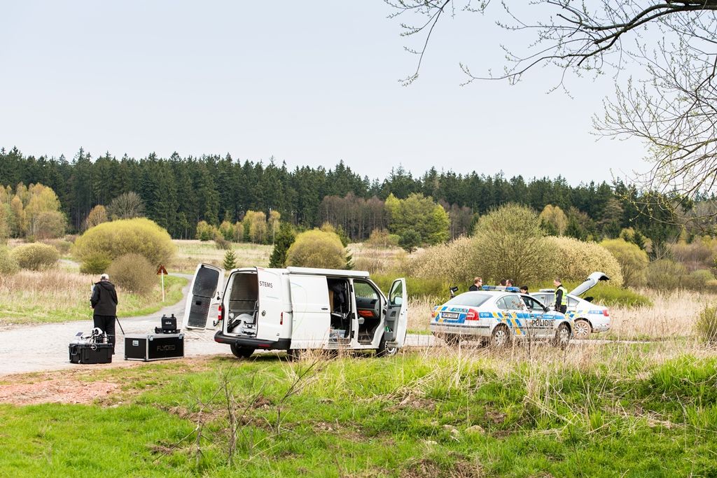 Drony Správy informačních technologií města Plzně asistovaly při rutinní akci Policie České republiky v chráněné krajinné oblasti Brdy. Tato lokalita je známa nejvíce jako bývalý rozlehlý vojenský újezd s velkým přírodním bohatstvím, do kterého byl vstup veřejnosti dříve zcela zakázán. To se v nedávné době změnilo a oblast je plně přístupná občanům, i když za přesně daných pravidel. (foto: 23.4.2016)