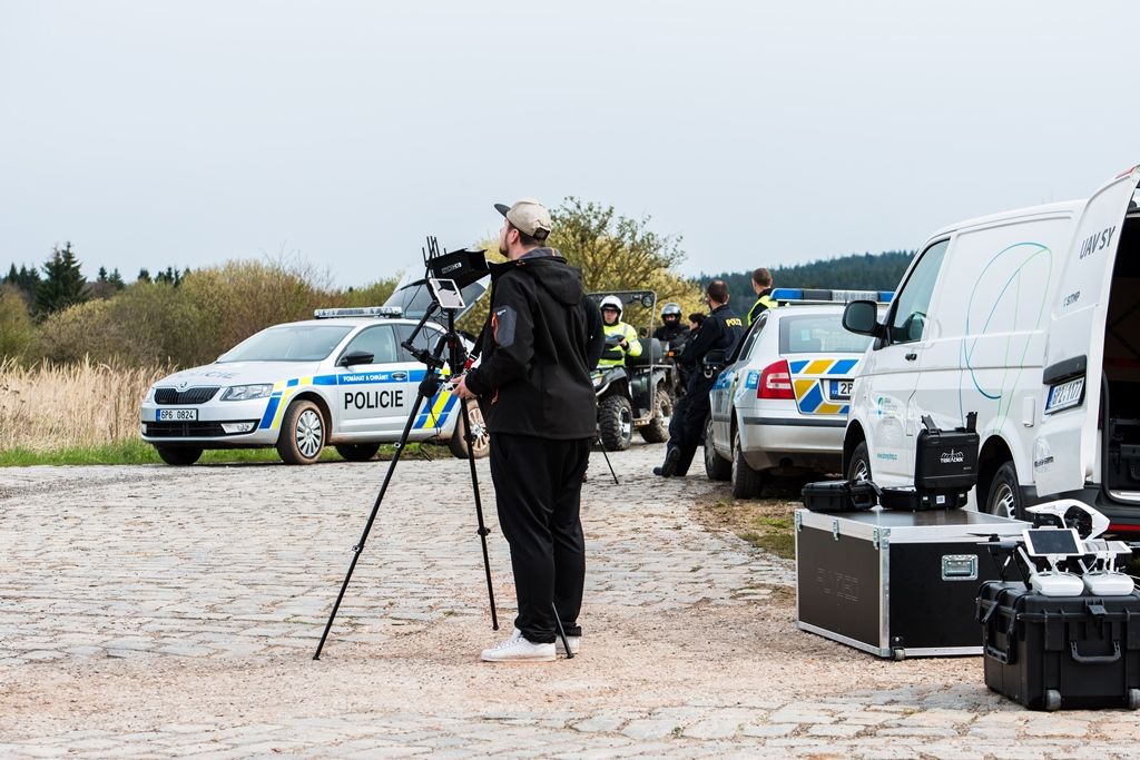 Drony Správy informačních technologií města Plzně asistovaly při rutinní akci Policie České republiky v chráněné krajinné oblasti Brdy. Tato lokalita je známa nejvíce jako bývalý rozlehlý vojenský újezd s velkým přírodním bohatstvím, do kterého byl vstup veřejnosti dříve zcela zakázán. To se v nedávné době změnilo a oblast je plně přístupná občanům, i když za přesně daných pravidel. (foto: 23.4.2016)