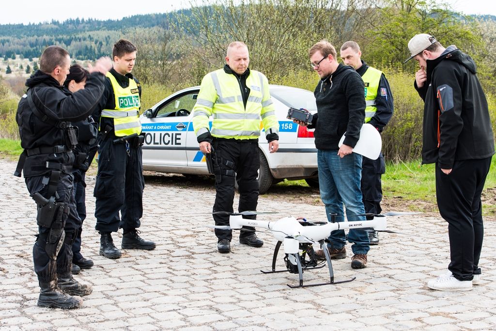 Drony Správy informačních technologií města Plzně asistovaly při rutinní akci Policie České republiky v chráněné krajinné oblasti Brdy. Tato lokalita je známa nejvíce jako bývalý rozlehlý vojenský újezd s velkým přírodním bohatstvím, do kterého byl vstup veřejnosti dříve zcela zakázán. To se v nedávné době změnilo a oblast je plně přístupná občanům, i když za přesně daných pravidel. (foto: 23.4.2016)