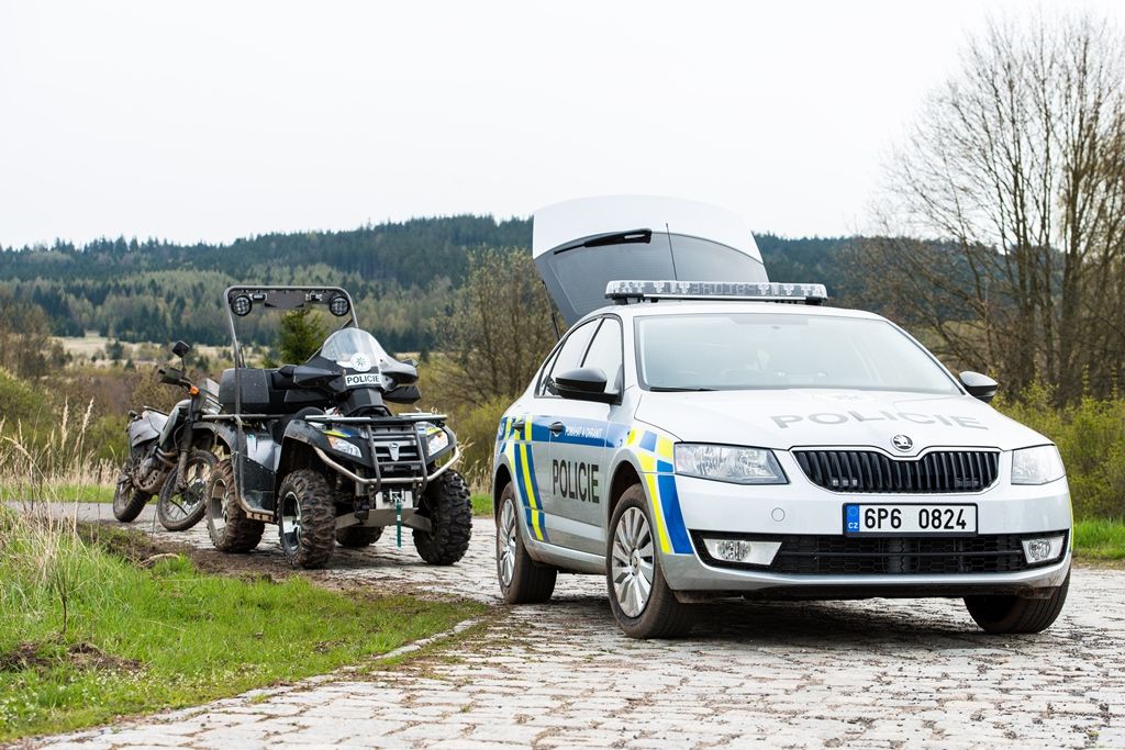 Drony Správy informačních technologií města Plzně asistovaly při rutinní akci Policie České republiky v chráněné krajinné oblasti Brdy. Tato lokalita je známa nejvíce jako bývalý rozlehlý vojenský újezd s velkým přírodním bohatstvím, do kterého byl vstup veřejnosti dříve zcela zakázán. To se v nedávné době změnilo a oblast je plně přístupná občanům, i když za přesně daných pravidel. (foto: 23.4.2016)