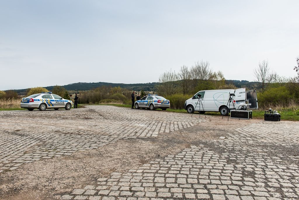Drony Správy informačních technologií města Plzně asistovaly při rutinní akci Policie České republiky v chráněné krajinné oblasti Brdy. Tato lokalita je známa nejvíce jako bývalý rozlehlý vojenský újezd s velkým přírodním bohatstvím, do kterého byl vstup veřejnosti dříve zcela zakázán. To se v nedávné době změnilo a oblast je plně přístupná občanům, i když za přesně daných pravidel. (foto: 23.4.2016)