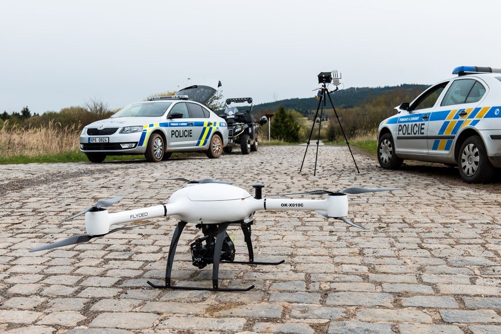 Drony Správy informačních technologií města Plzně asistovaly při rutinní akci Policie České republiky v chráněné krajinné oblasti Brdy. Tato lokalita je známa nejvíce jako bývalý rozlehlý vojenský újezd s velkým přírodním bohatstvím, do kterého byl vstup veřejnosti dříve zcela zakázán. To se v nedávné době změnilo a oblast je plně přístupná občanům, i když za přesně daných pravidel. (foto: 23.4.2016)