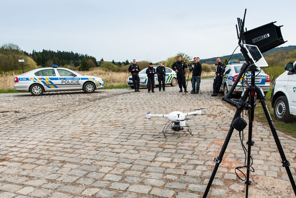 Drony Správy informačních technologií města Plzně asistovaly při rutinní akci Policie České republiky v chráněné krajinné oblasti Brdy. Tato lokalita je známa nejvíce jako bývalý rozlehlý vojenský újezd s velkým přírodním bohatstvím, do kterého byl vstup veřejnosti dříve zcela zakázán. To se v nedávné době změnilo a oblast je plně přístupná občanům, i když za přesně daných pravidel. (foto: 23.4.2016)
