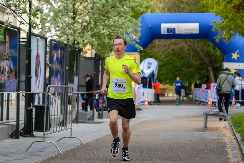 V centru Plzně běželi studenti juniorský maraton