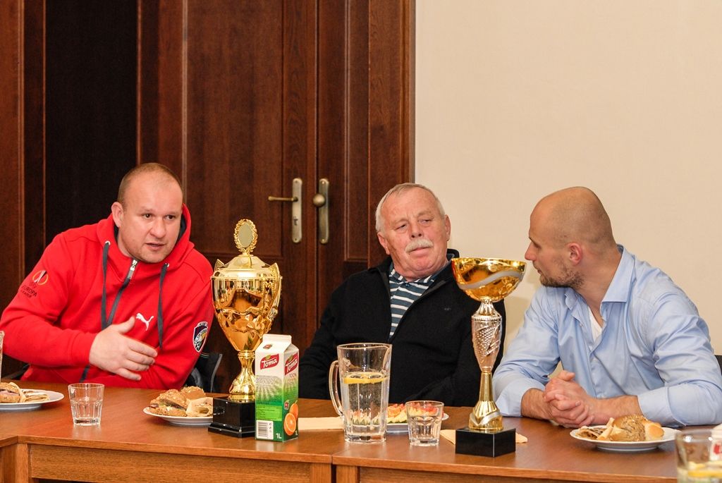 Vítězům zimního halového poháru žactva v národní házené, tedy chlapeckému týmu TJ Božkov, poděkoval radní pro sport Michal Dvořák, ocenil skvělou reprezentaci města Plzně i zisk zlaté medaile. Mladší žáci v březnu vybojovali první místo v turnaji, při setkání na plzeňské radnici, kterého se zúčastnili trenéři i někteří rodiče dětí, přiblížili radnímu zážitky ze zápasu, oslavy prvního místa i současnou podobu tréninku. Diskutovalo se také o složení zápasů v jednotlivé sezoně nebo pravidlech hry. (foto: 27.4.2016)