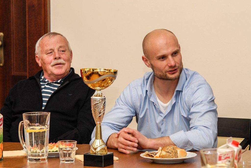 Vítězům zimního halového poháru žactva v národní házené, tedy chlapeckému týmu TJ Božkov, poděkoval radní pro sport Michal Dvořák, ocenil skvělou reprezentaci města Plzně i zisk zlaté medaile. Mladší žáci v březnu vybojovali první místo v turnaji, při setkání na plzeňské radnici, kterého se zúčastnili trenéři i někteří rodiče dětí, přiblížili radnímu zážitky ze zápasu, oslavy prvního místa i současnou podobu tréninku. Diskutovalo se také o složení zápasů v jednotlivé sezoně nebo pravidlech hry. (foto: 27.4.2016)