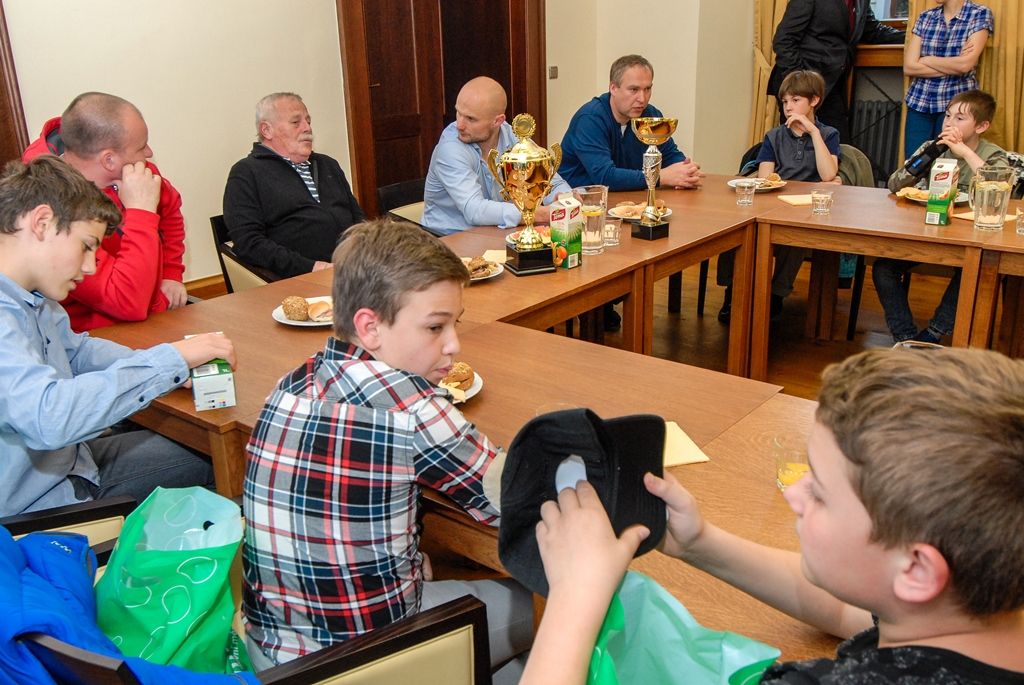 Vítězům zimního halového poháru žactva v národní házené, tedy chlapeckému týmu TJ Božkov, poděkoval radní pro sport Michal Dvořák, ocenil skvělou reprezentaci města Plzně i zisk zlaté medaile. Mladší žáci v březnu vybojovali první místo v turnaji, při setkání na plzeňské radnici, kterého se zúčastnili trenéři i někteří rodiče dětí, přiblížili radnímu zážitky ze zápasu, oslavy prvního místa i současnou podobu tréninku. Diskutovalo se také o složení zápasů v jednotlivé sezoně nebo pravidlech hry. (foto: 27.4.2016)