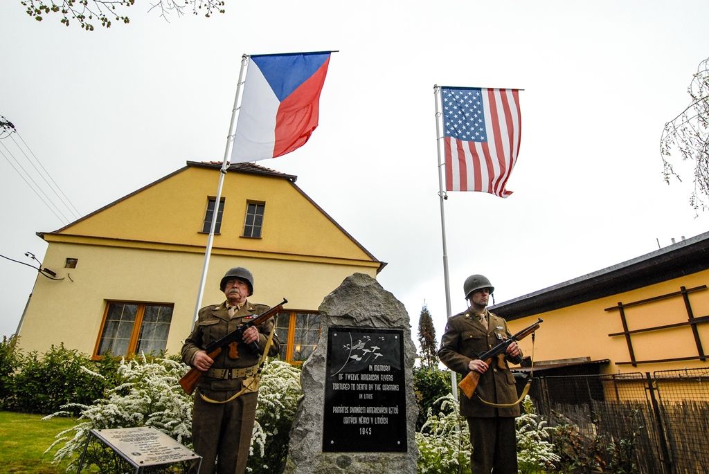 Památku amerických letců v Liticích uctil i první náměstek primátora Martin Baxa (foto: 28.4.2016)