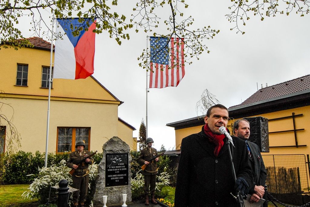 Památku amerických letců v Liticích uctil i první náměstek primátora Martin Baxa (foto: 28.4.2016)