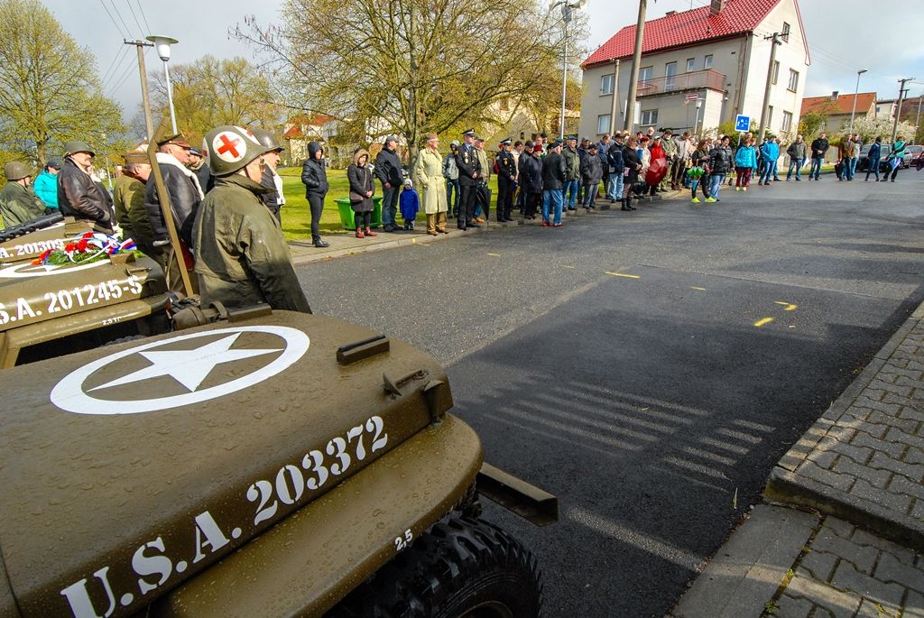 Památku amerických letců v Liticích uctil i první náměstek primátora Martin Baxa (foto: 28.4.2016)