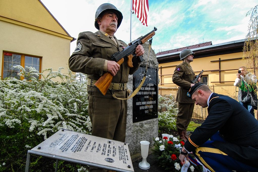 Památku amerických letců v Liticích uctil i první náměstek primátora Martin Baxa (foto: 28.4.2016)