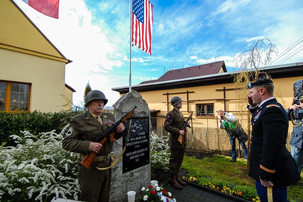 Památku amerických letců v Liticích uctil i první náměstek primátora Martin Baxa (foto: 28.4.2016)