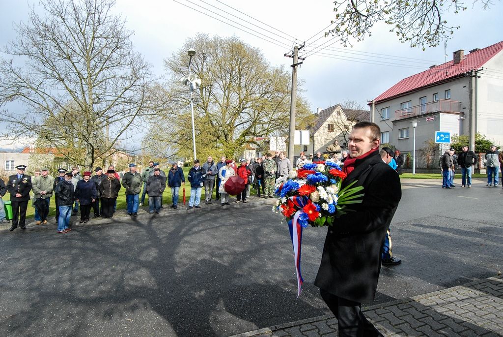 Památku amerických letců v Liticích uctil i první náměstek primátora Martin Baxa (foto: 28.4.2016)
